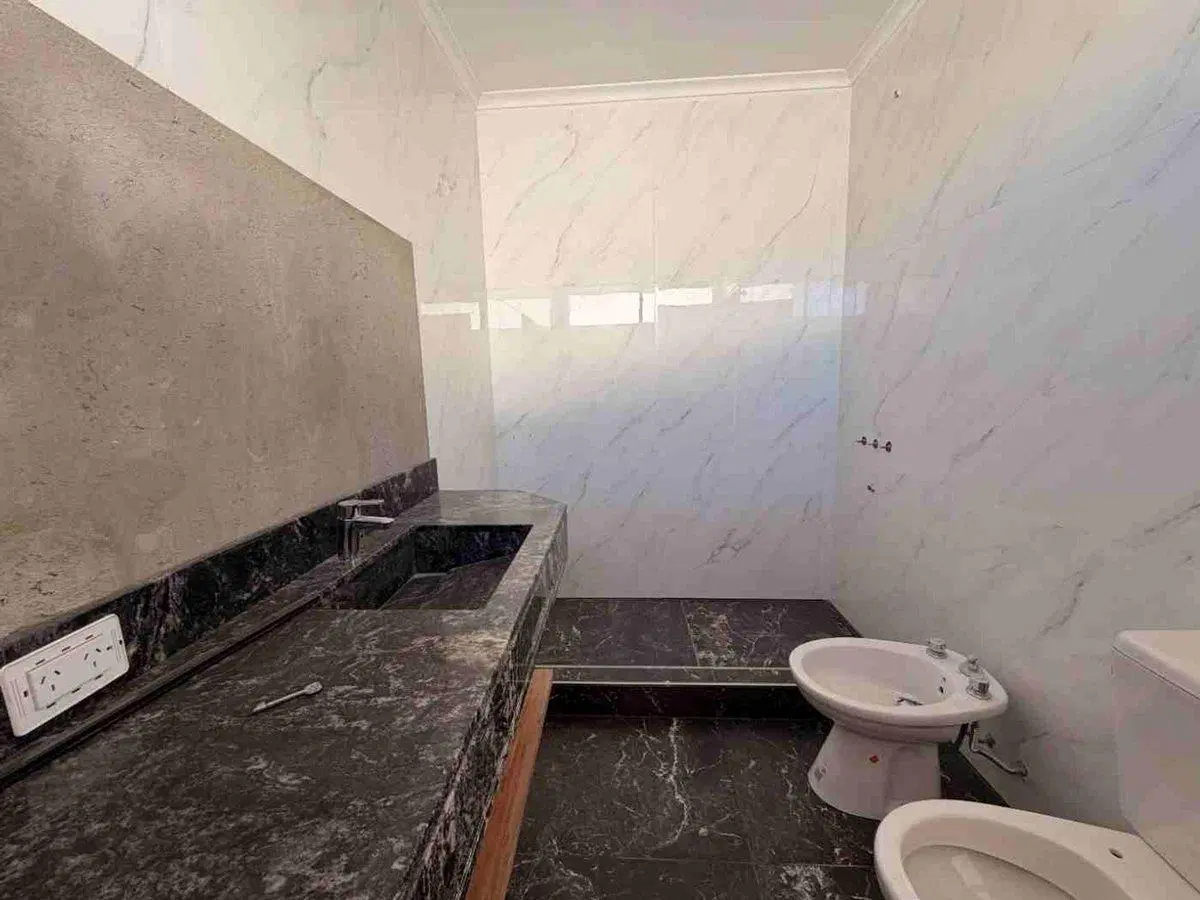 VENTA - CASA C/COCHERA  EN COSTANERA 5