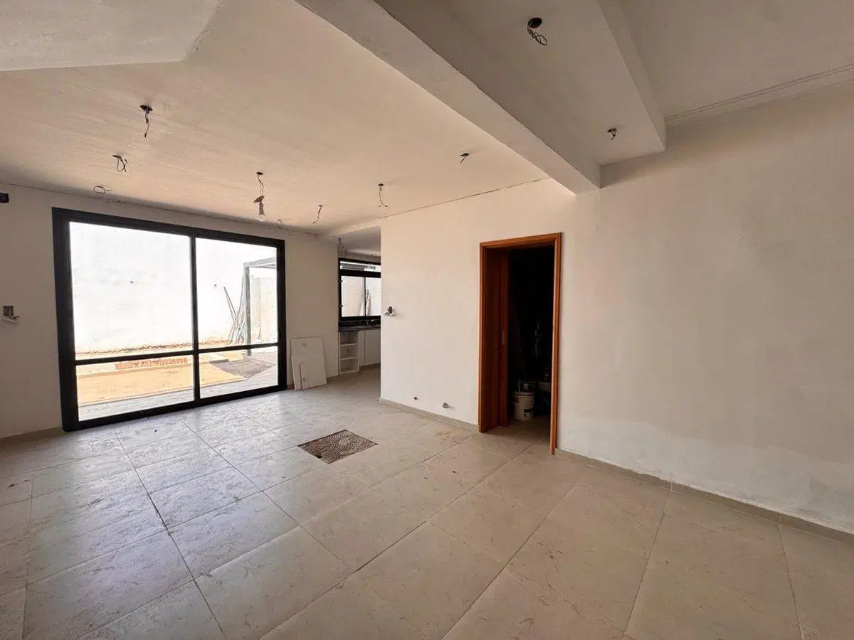 VENTA - CASA C/COCHERA  EN COSTANERA 2
