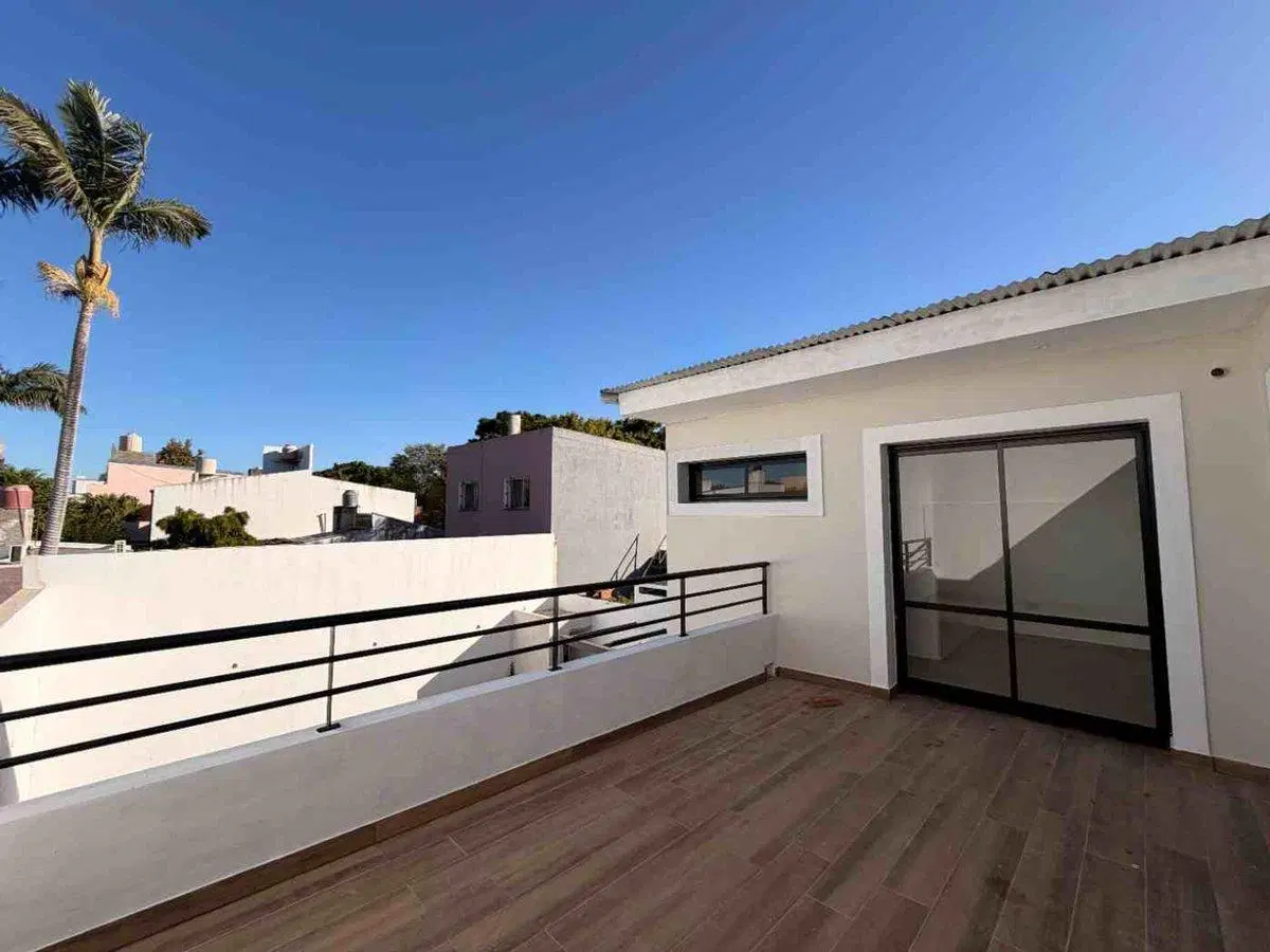 VENTA - CASA C/COCHERA  EN COSTANERA 8