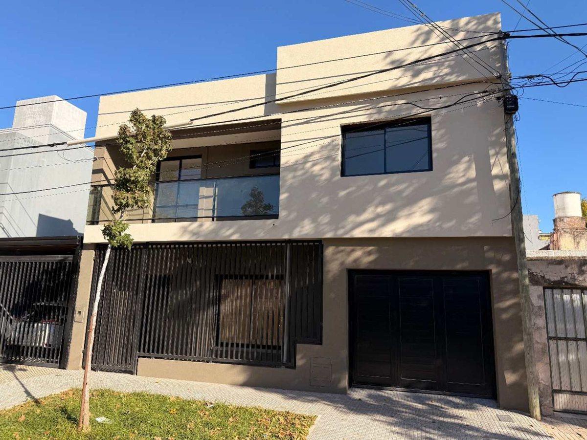 VENTA - CASA C/COCHERA EN COSTANERA