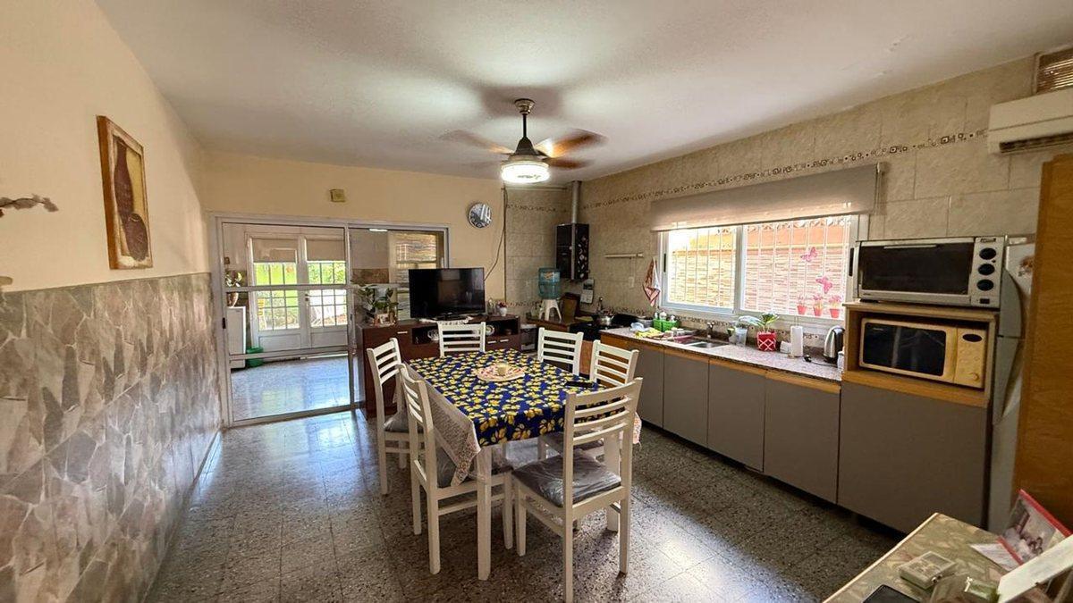 SE VENDE CASA CON PATIO Y COCHERA + DPTO EN P.A.