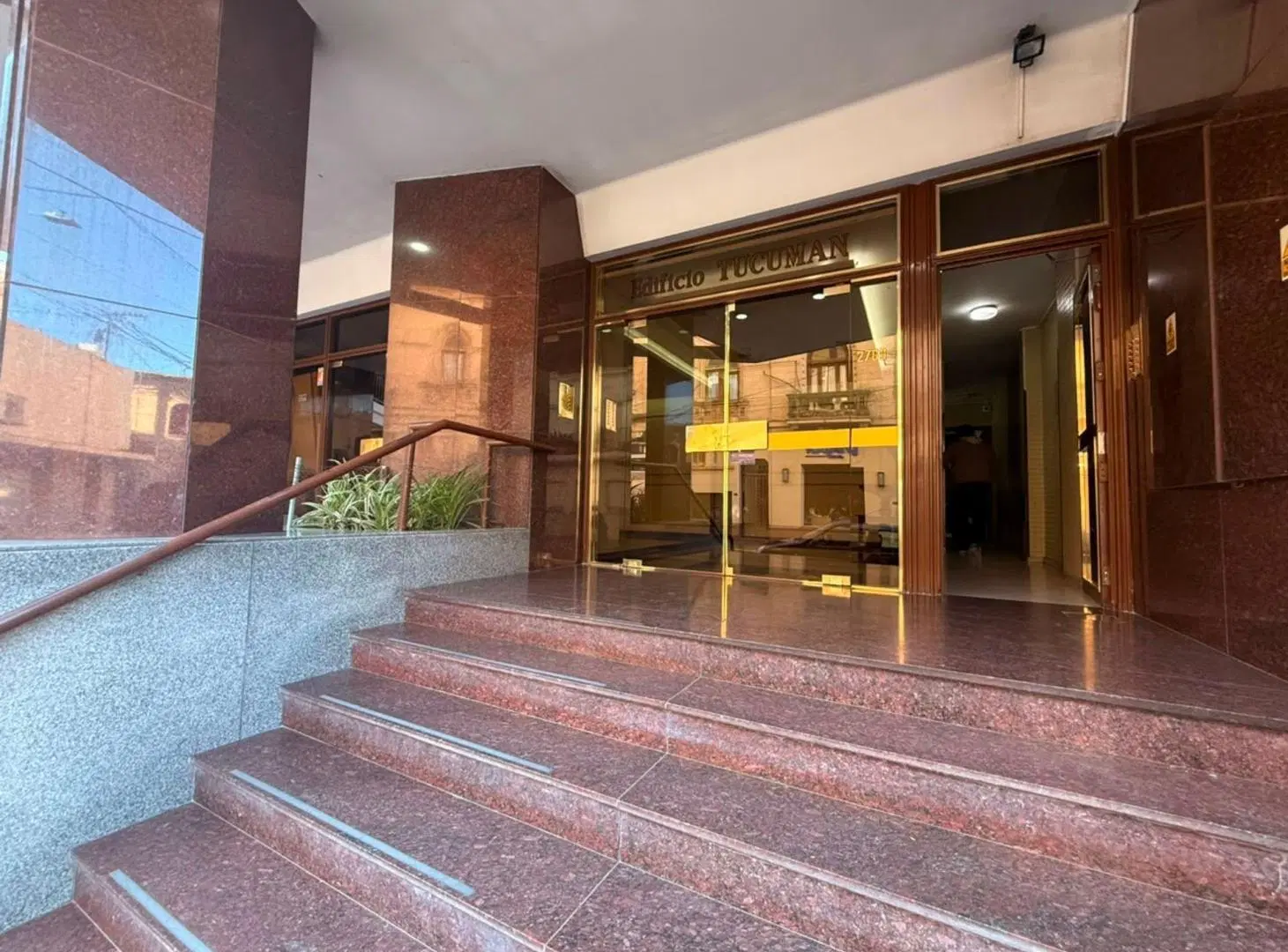 Piso exclusivo c/cochera en pleno centro 3