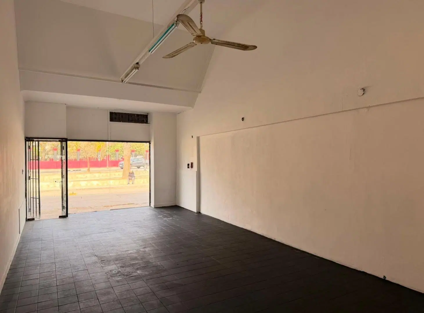 ALQUILER LOCAL COMERCIAL EN AVENIDA 2