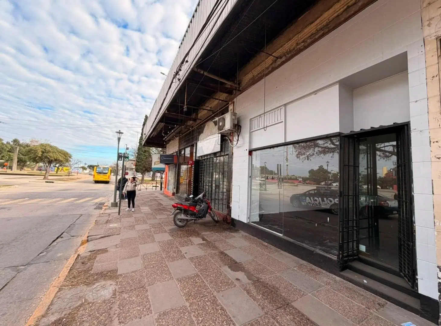 ALQUILER LOCAL COMERCIAL EN AVENIDA 4