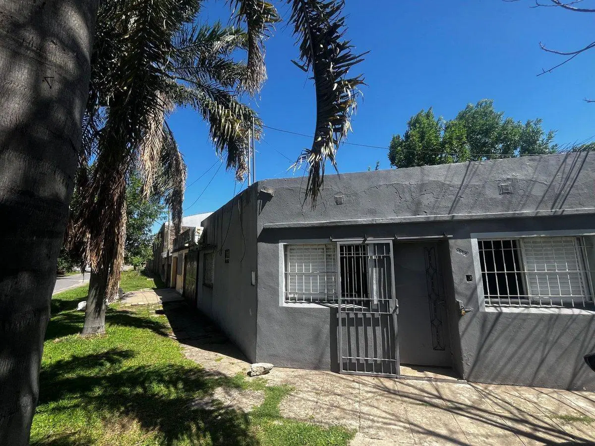 SE VENDE CASA 2 DORM Y PATIO NORTE DE SANTA FE 3