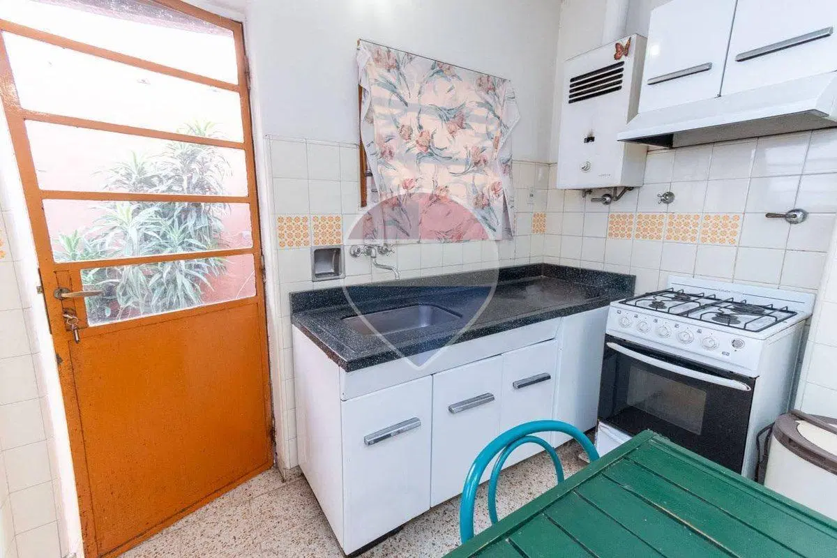 Casa en venta 3 dorm, patio y cochera en B°Constit 8
