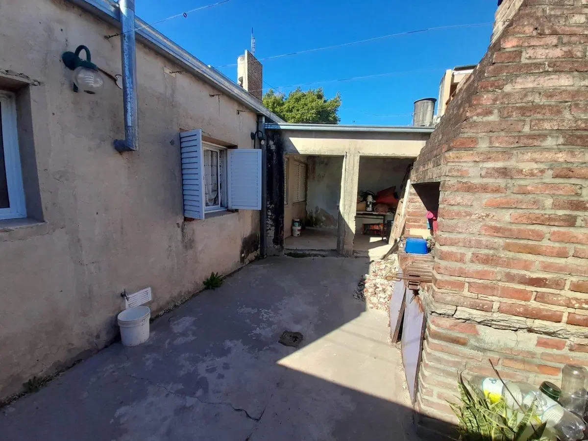 Venta casa al frente Lavalle 7300 8