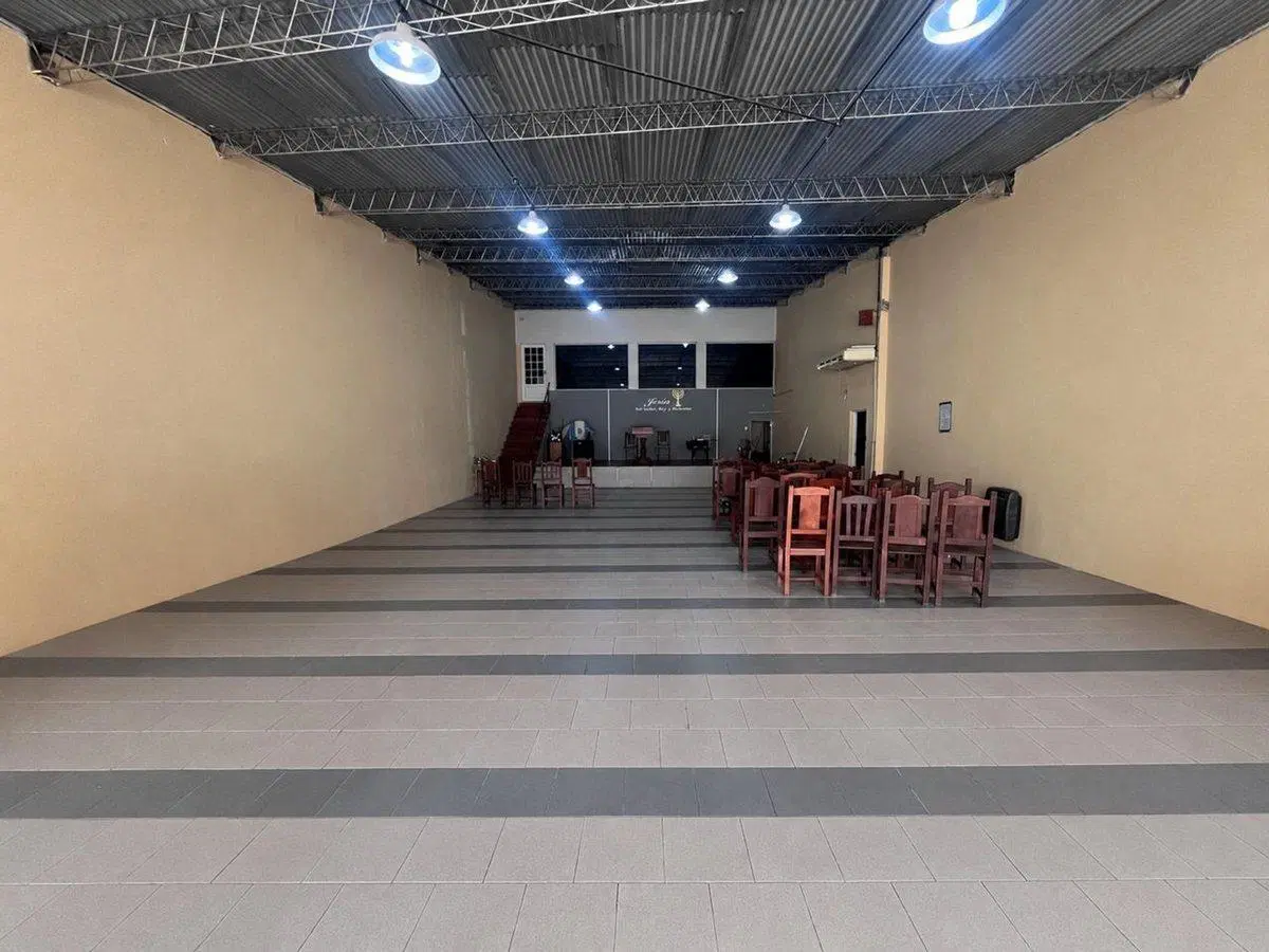 Se vende gran salón sobre Av. Lujan - Santo Tome 3