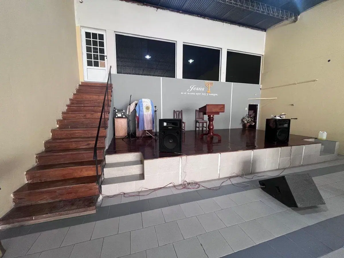 Se vende gran salón sobre Av. Lujan - Santo Tome 8