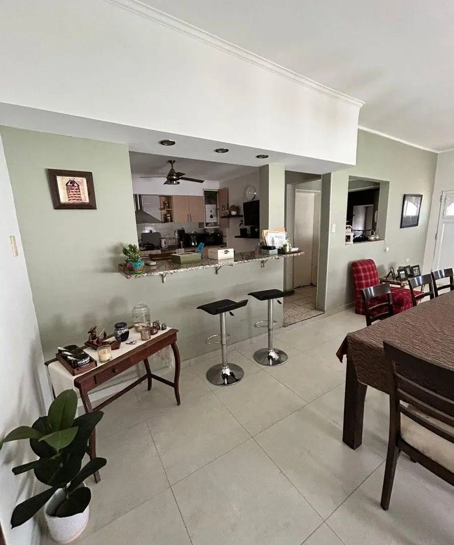 CASA EN VENTA DE 3 DORMITORIOS Y COCHERA! 2
