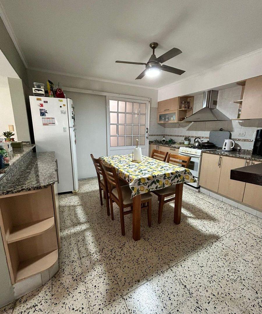 Foto de CASA EN VENTA DE 3 DORMITORIOS Y COCHERA!, imagen 3