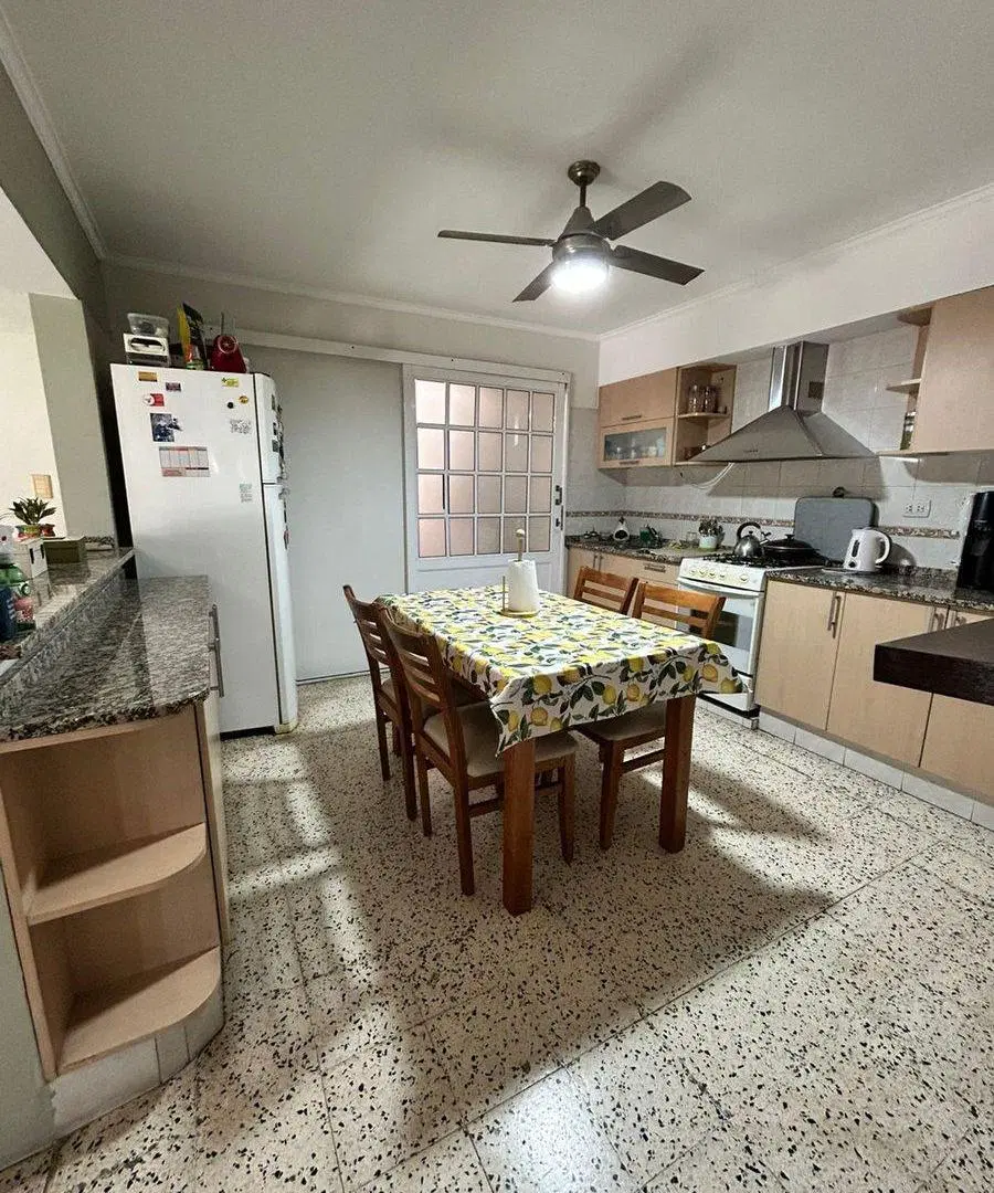 CASA EN VENTA DE 3 DORMITORIOS Y COCHERA! 3