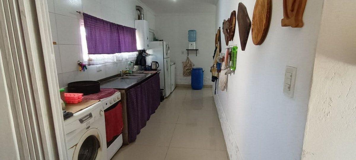 Foto de Se vende casa con gran potencial, 2 dormi y pileta, imagen 3
