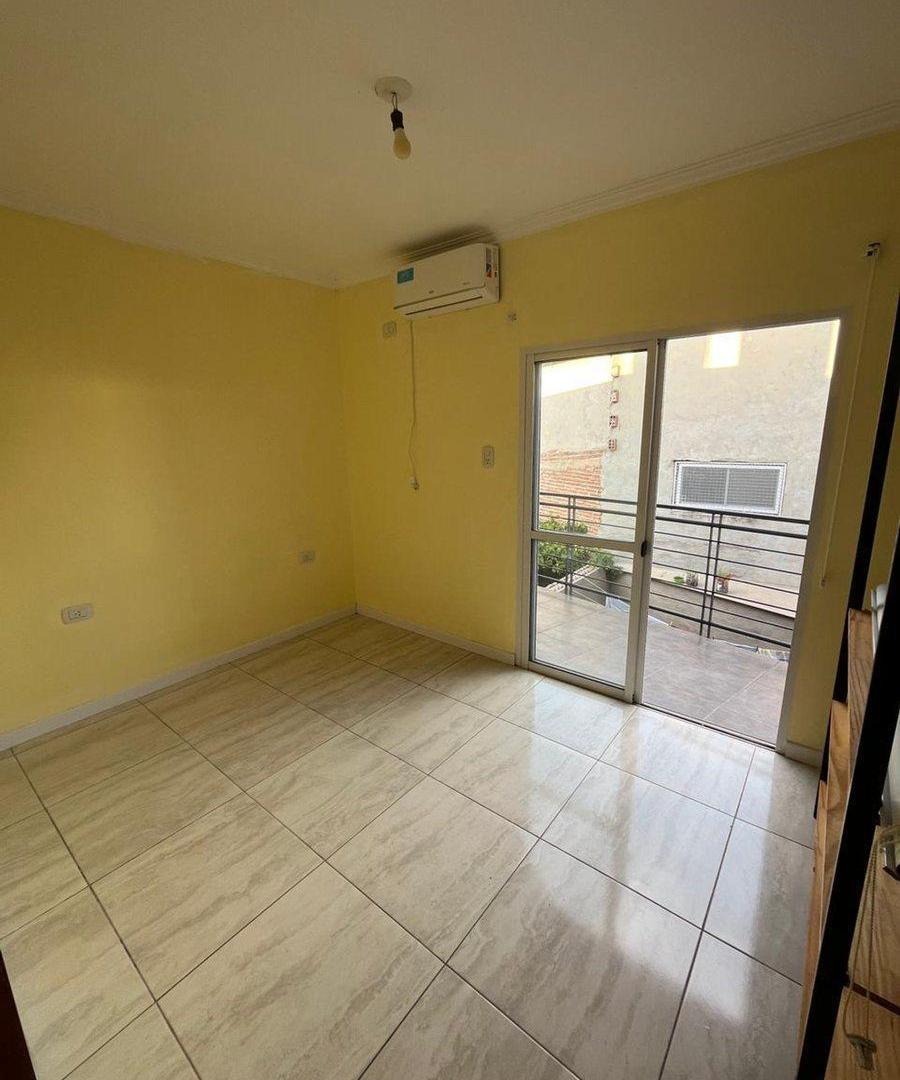 Foto de EN VENTA DEPTO DE 1 DORMI CON COCHERA! SGTO CABRAL, imagen 1