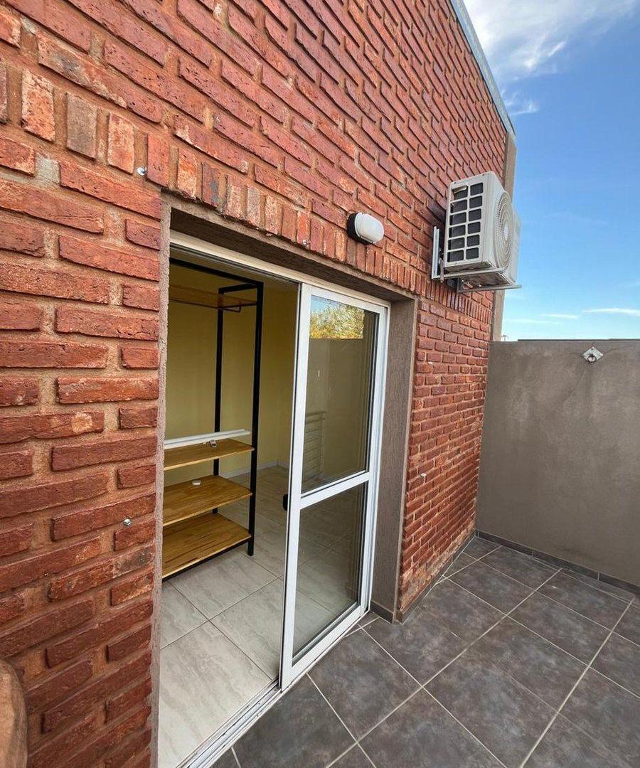 Foto de EN VENTA DEPTO DE 1 DORMI CON COCHERA! SGTO CABRAL, imagen 3