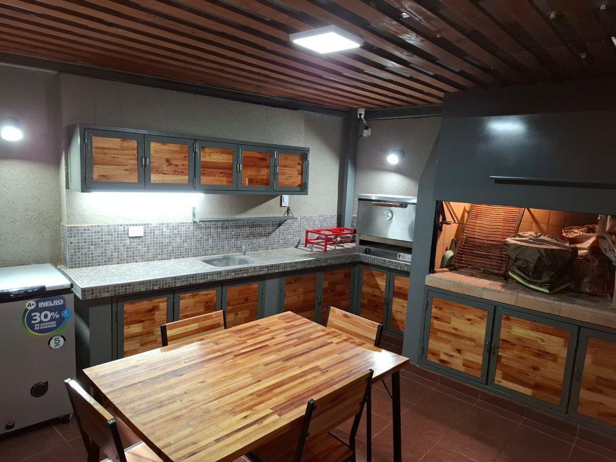 Foto de SE VENDE CASA DE 3 DORMITORIOS CON 2 COCHERAS!, imagen 4