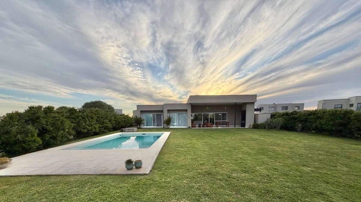 Foto de Casa 4 Ambientes con Jardín y Piscina Venta en San Sebastián, imagen 1