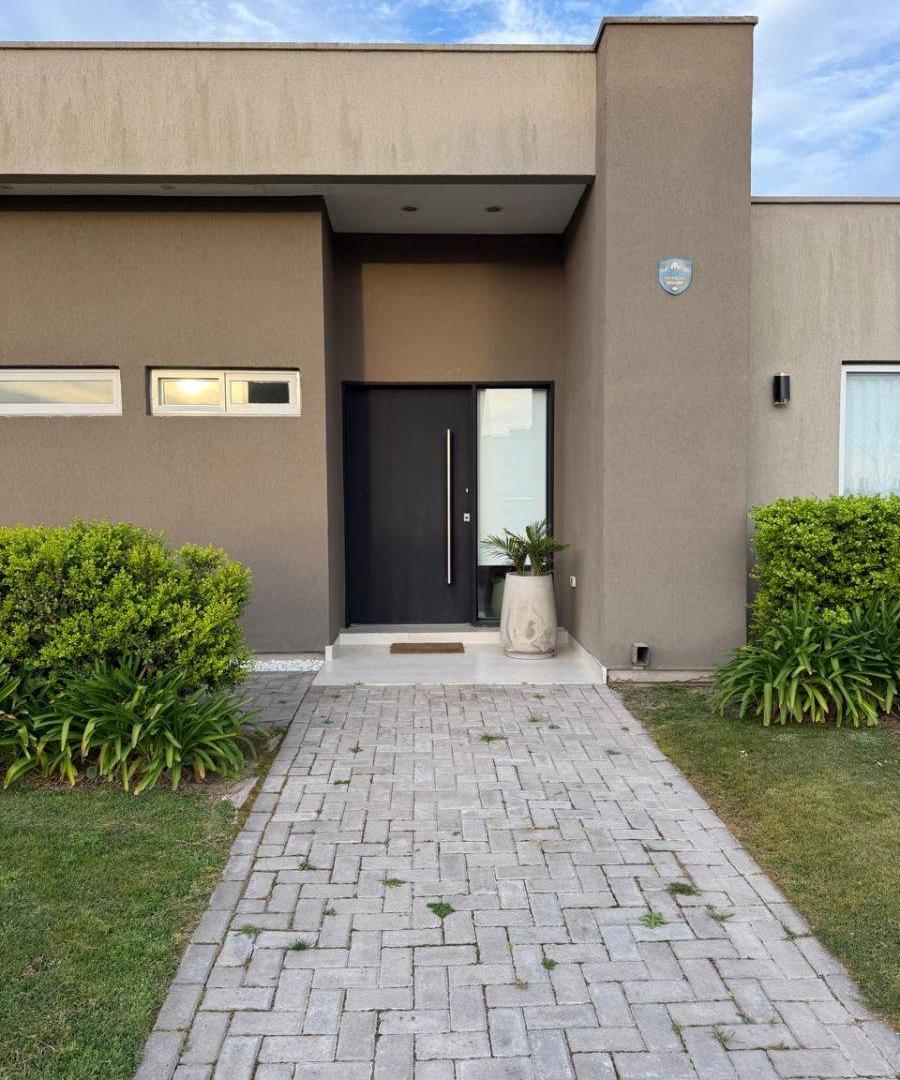 Foto de Casa 4 Ambientes con Jardín y Piscina Venta en San Sebastián, imagen 3