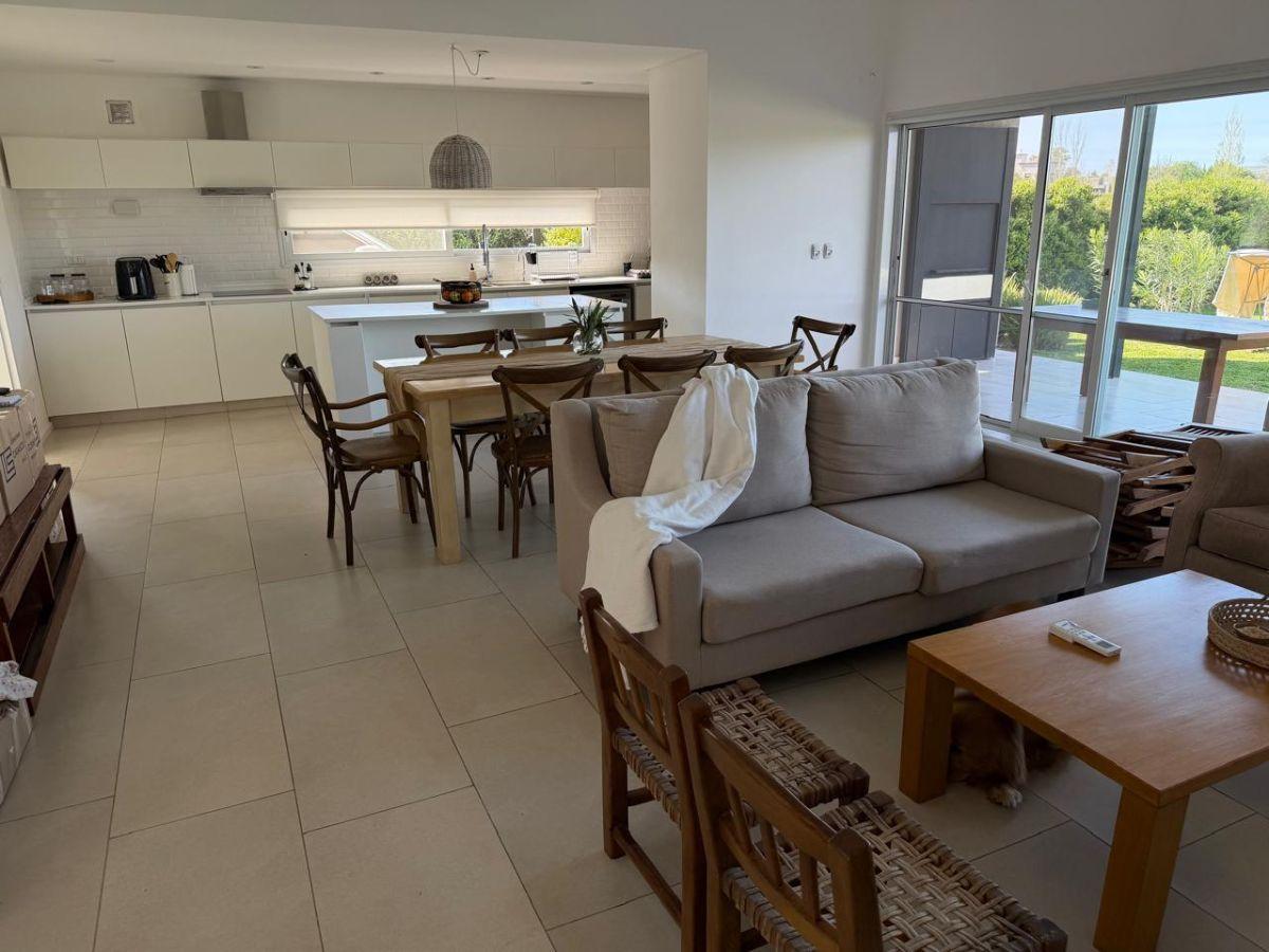 Foto de Casa 4 Ambientes con Jardín y Piscina Venta en San Sebastián, imagen 5