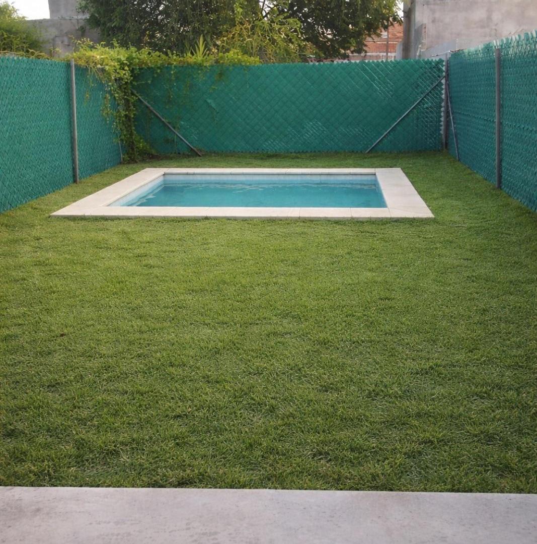 VENTA CASA DOS DORMITORIOS CON PILETA EN BARRIO NORTE