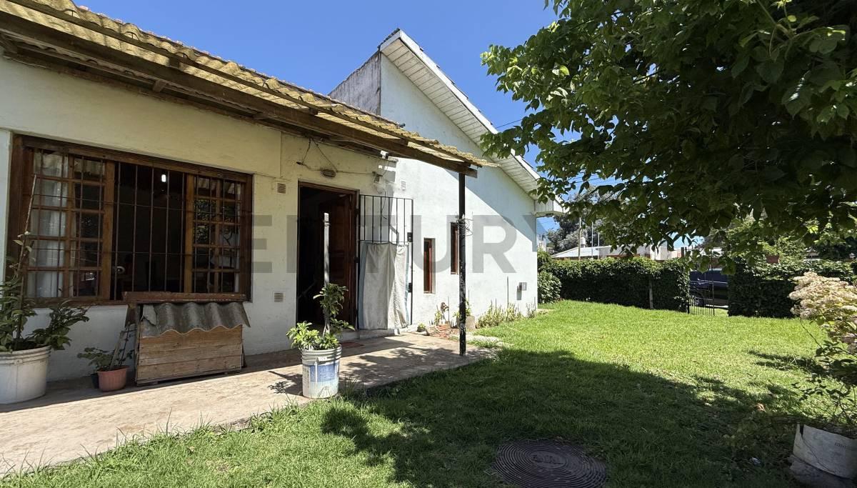 Foto de Venta de casa con jardin apto credito, Barrio Juramento, Mar del Plata., imagen 1