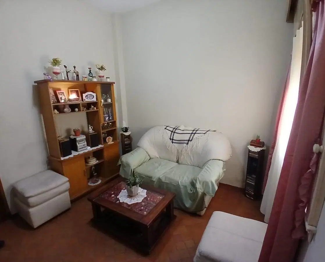 Venta- Casa de 6 ambientes en Santos Lugares - acepta permuta 2