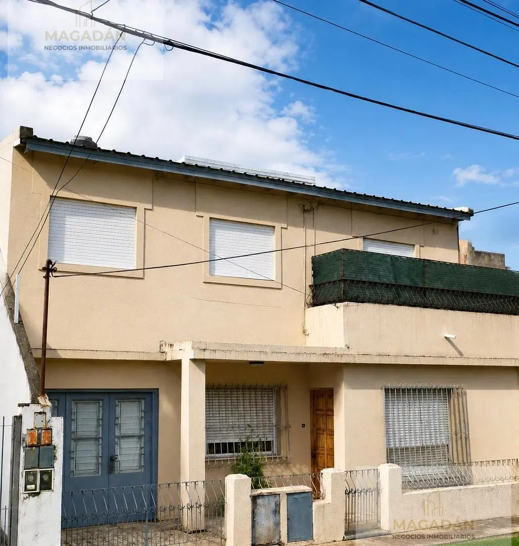 Venta de Vivienda Multifamiliar - casa 3 amb + dpto 4 amb - zona Villa Luzuriaga - Acepta permuta - 5