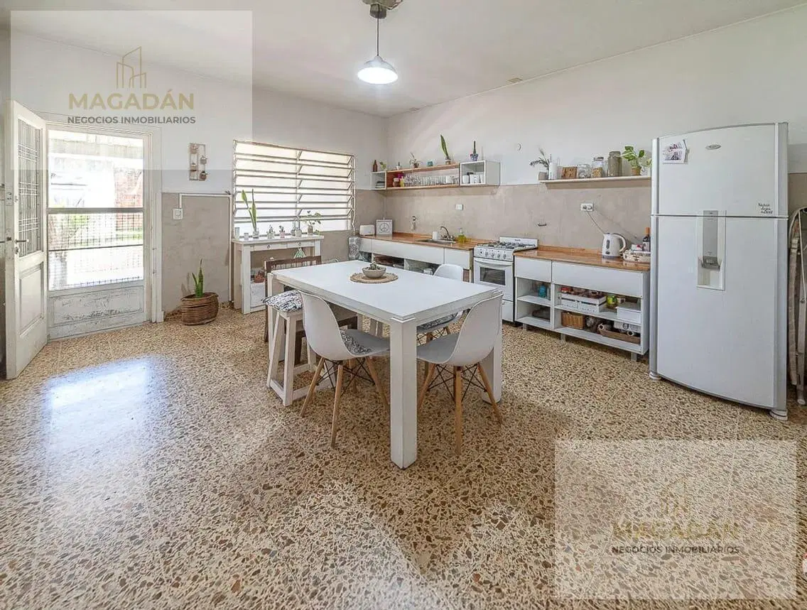 Venta de Vivienda Multifamiliar - casa 3 amb + dpto 4 amb - zona Villa Luzuriaga - Acepta permuta - 2