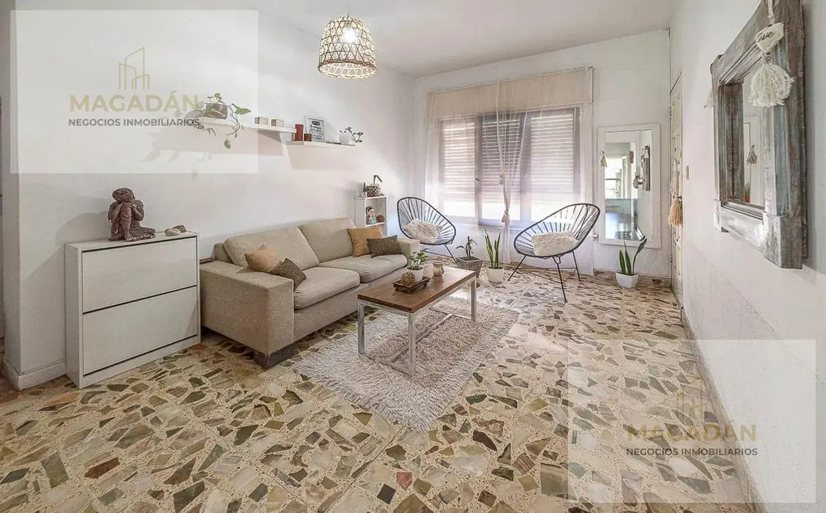 Venta de Vivienda Multifamiliar - casa 3 amb + dpto 4 amb - zona Villa Luzuriaga - Acepta permuta - 3