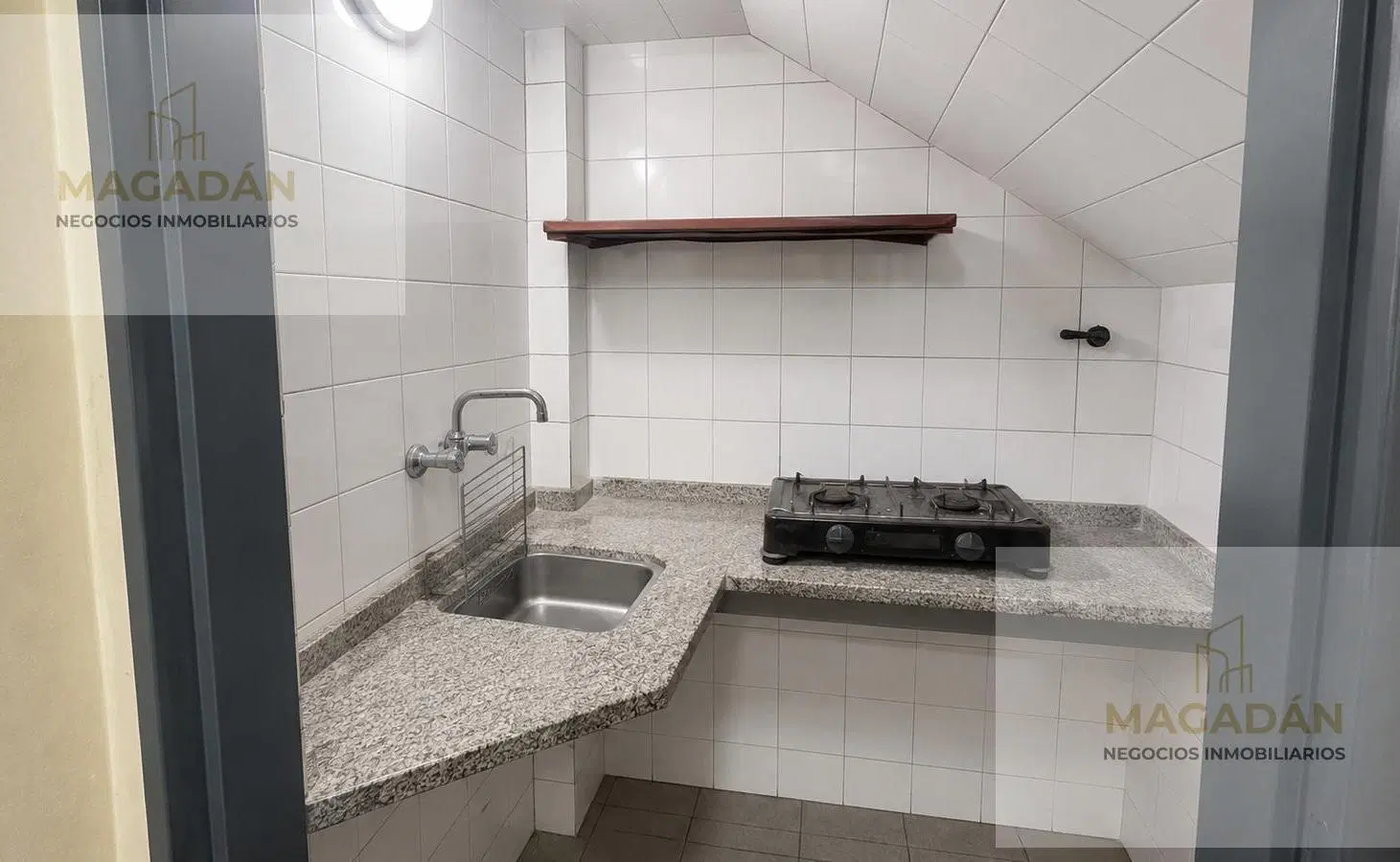 VENTA -Depósito 550 M2 - Acepta permuta - apto credito- Isidro Casanova 2
