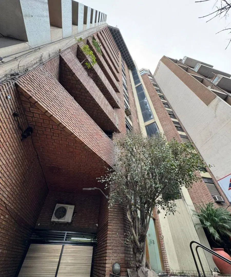 IMPONENTE PISO COMPLETO EN VENTA! Bv Illia al 200, 3 dor+ escritorio 1
