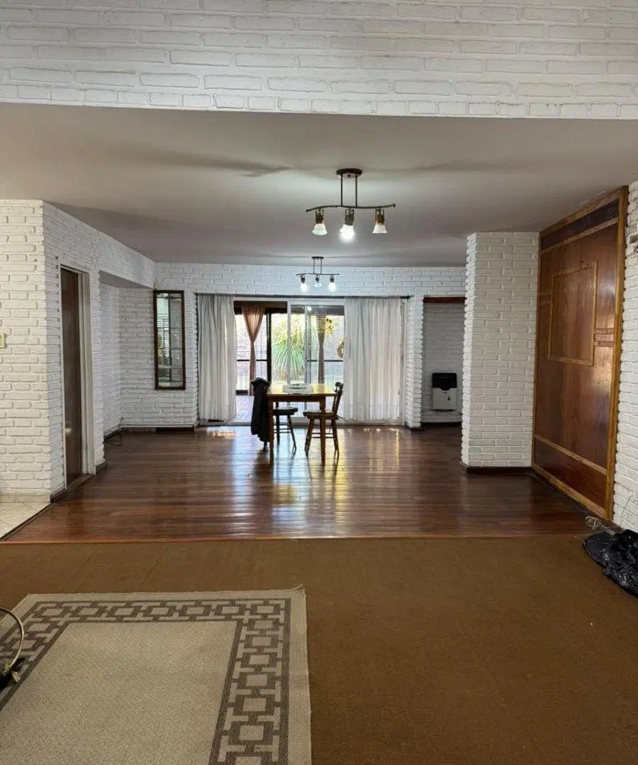 VENTA! Casa de 312m² de 3 dormitorios + escritorio, B° Parque Vélez Sársfield!! 2