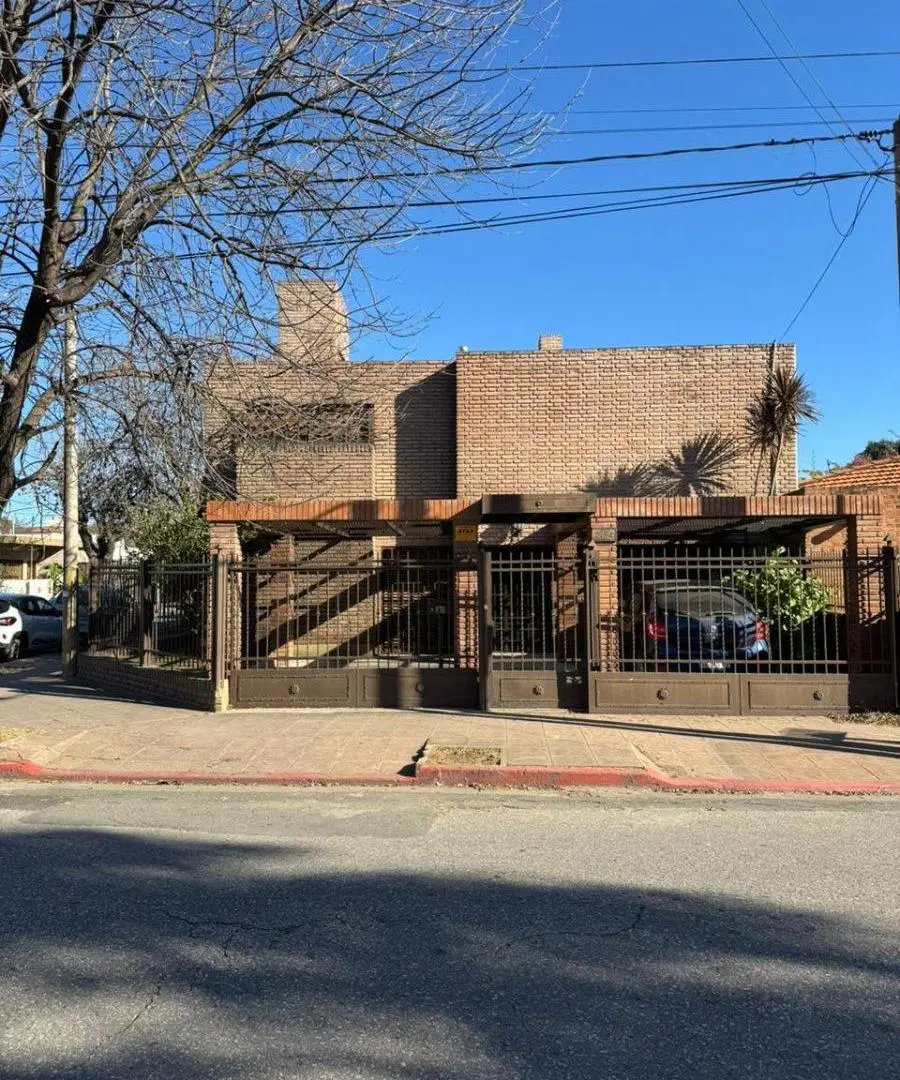 VENTA! Casa de 312m² de 3 dormitorios + escritorio, B° Parque Vélez Sársfield!! 3