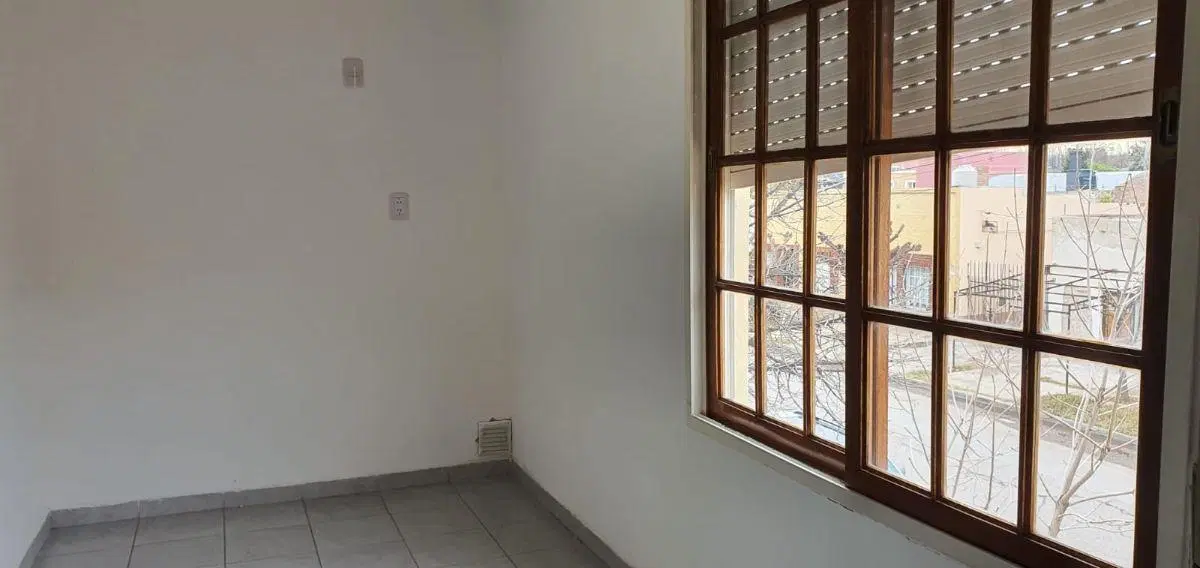 DEPARTAMENTO EN ALQUILER – MARCIAL BRAVO Y CHILE, CENTENARIO 5