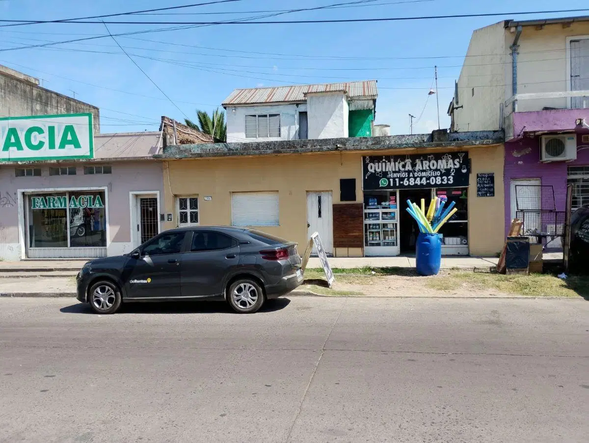CASA EN VENTA CON LOCAL SOBRE AVDA PRINCIPAL TORTUGUITAS 3