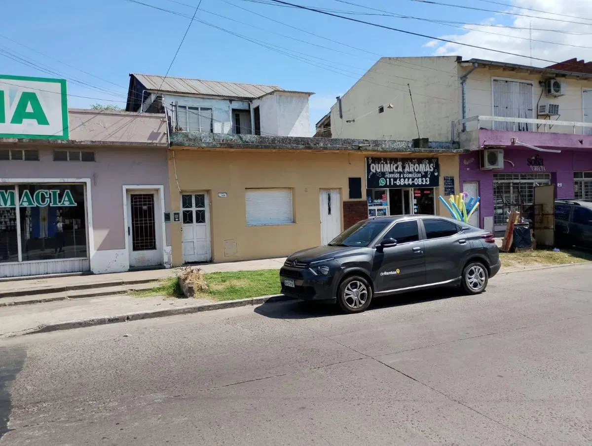 CASA EN VENTA CON LOCAL SOBRE AVDA PRINCIPAL TORTUGUITAS 5