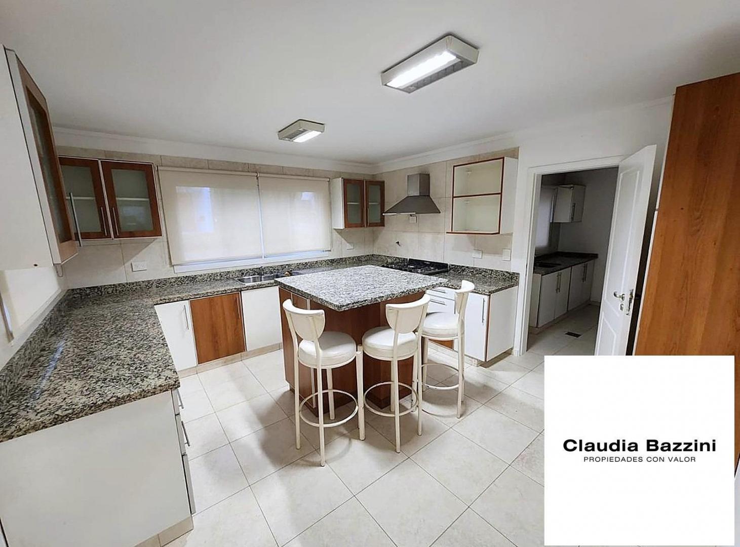 Foto de Casa 4 dormitorios con pileta y galería · B° El Bosque, imagen 1