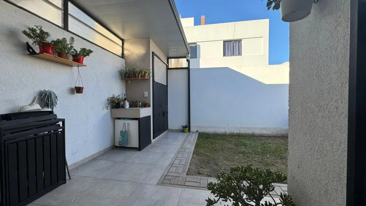 Colinas de Manantiales | Dúplex moderno en PB con galería y calefacción central 5