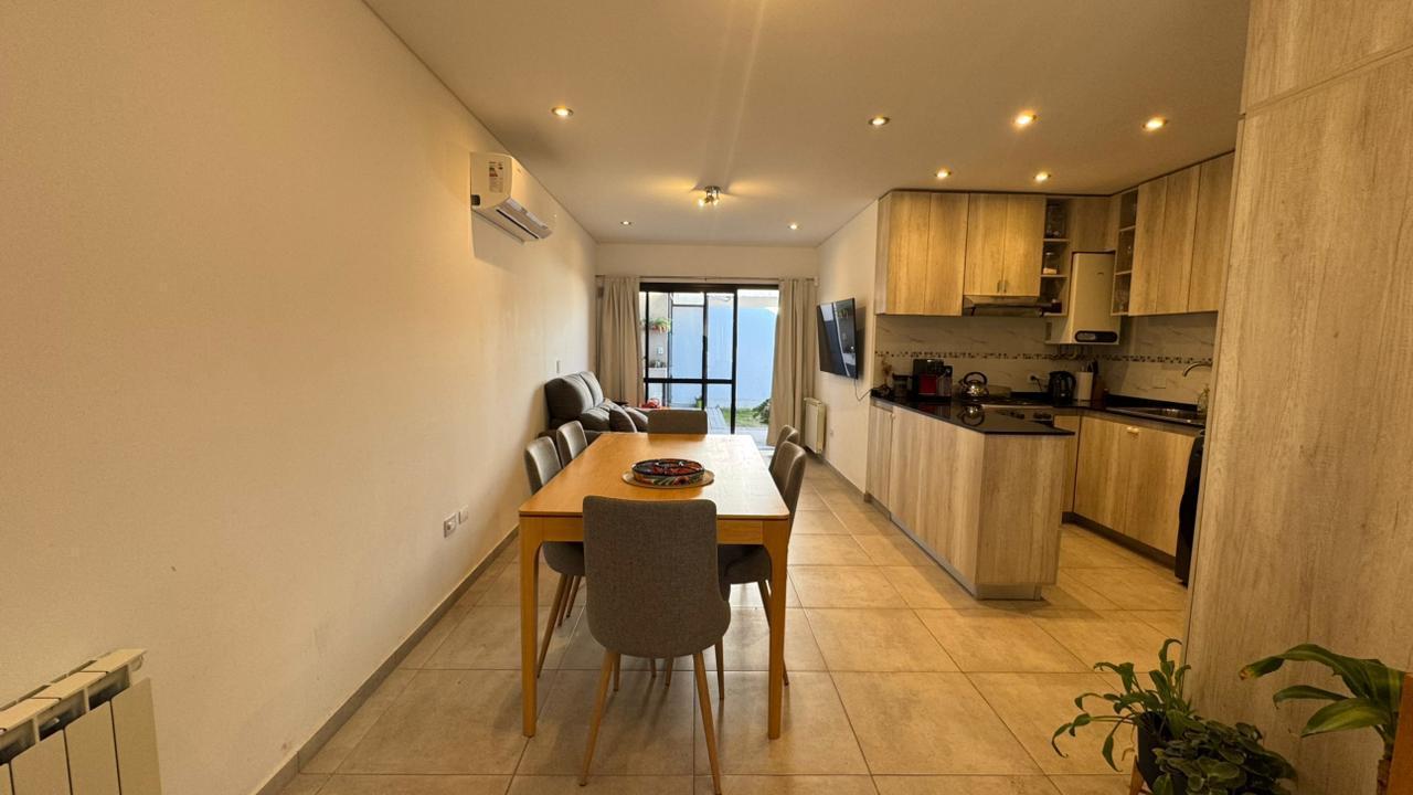 Colinas de Manantiales | Dúplex moderno en PB con galería y calefacción central
