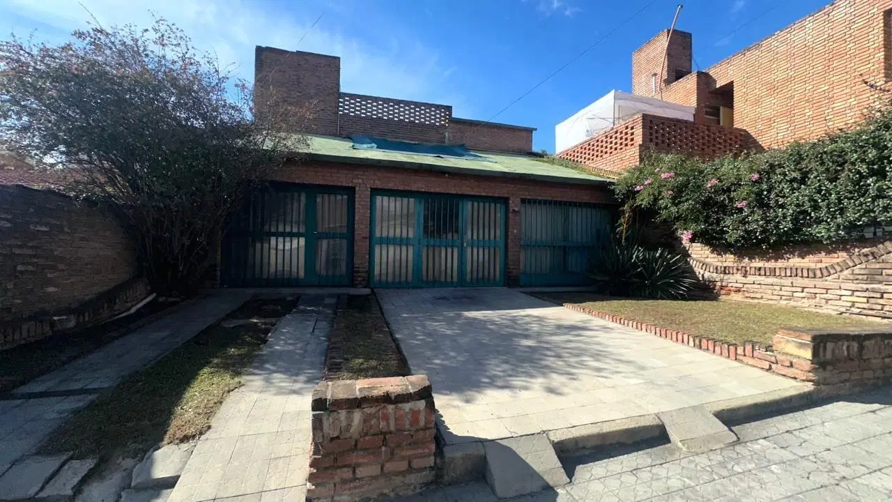Villa Siburu* Casa 5 dormitorios con patio y cochera 3