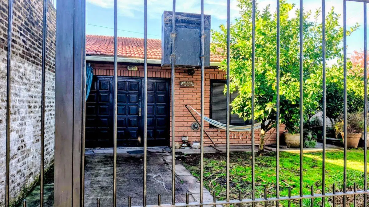 Chalet tipo casa en venta, apta crédito, con cochera y parque en Aeroparque Mar del Plata. 4