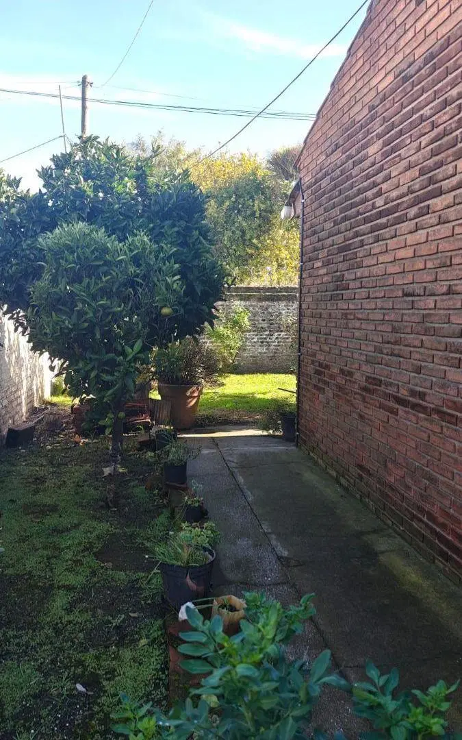 Chalet tipo casa en venta, apta crédito, con cochera y parque en Aeroparque Mar del Plata. 5