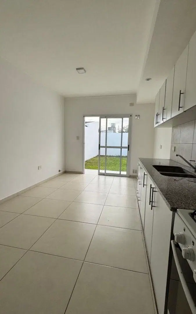 DÚPLEX 2 DORMITORIOS EN VENTA, 135 ENTRE 39 Y 40 2