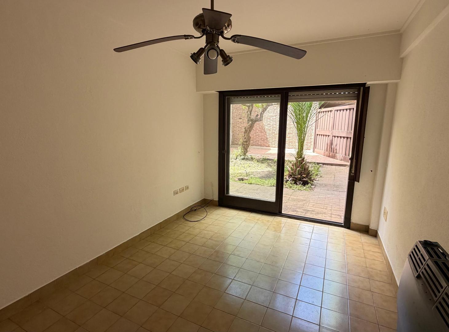 Foto de PH EN VENTA UN DORMITORIO CON PATIO 43 12 Y 13, imagen 1