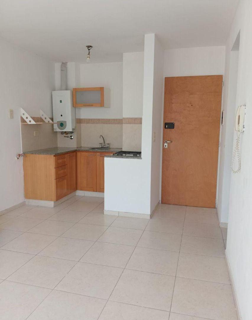 Foto de Departamento de un dormitorio, ubicado en 1º piso, de escalera, balcón, cocina/comedor y baño., imagen 5