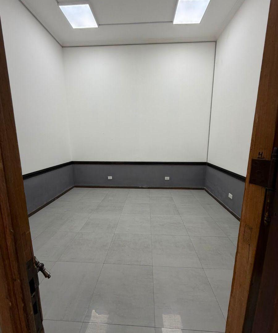 Foto de Casa uso comercial, al frente, con 4 habitaciones, recepción y patio, imagen 2
