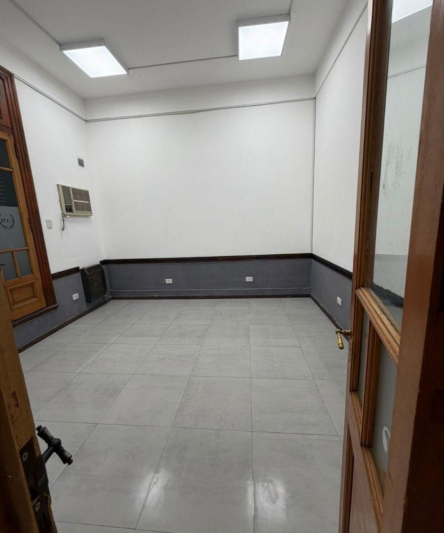 Foto de Casa uso comercial, al frente, con 4 habitaciones, recepción y patio, imagen 3