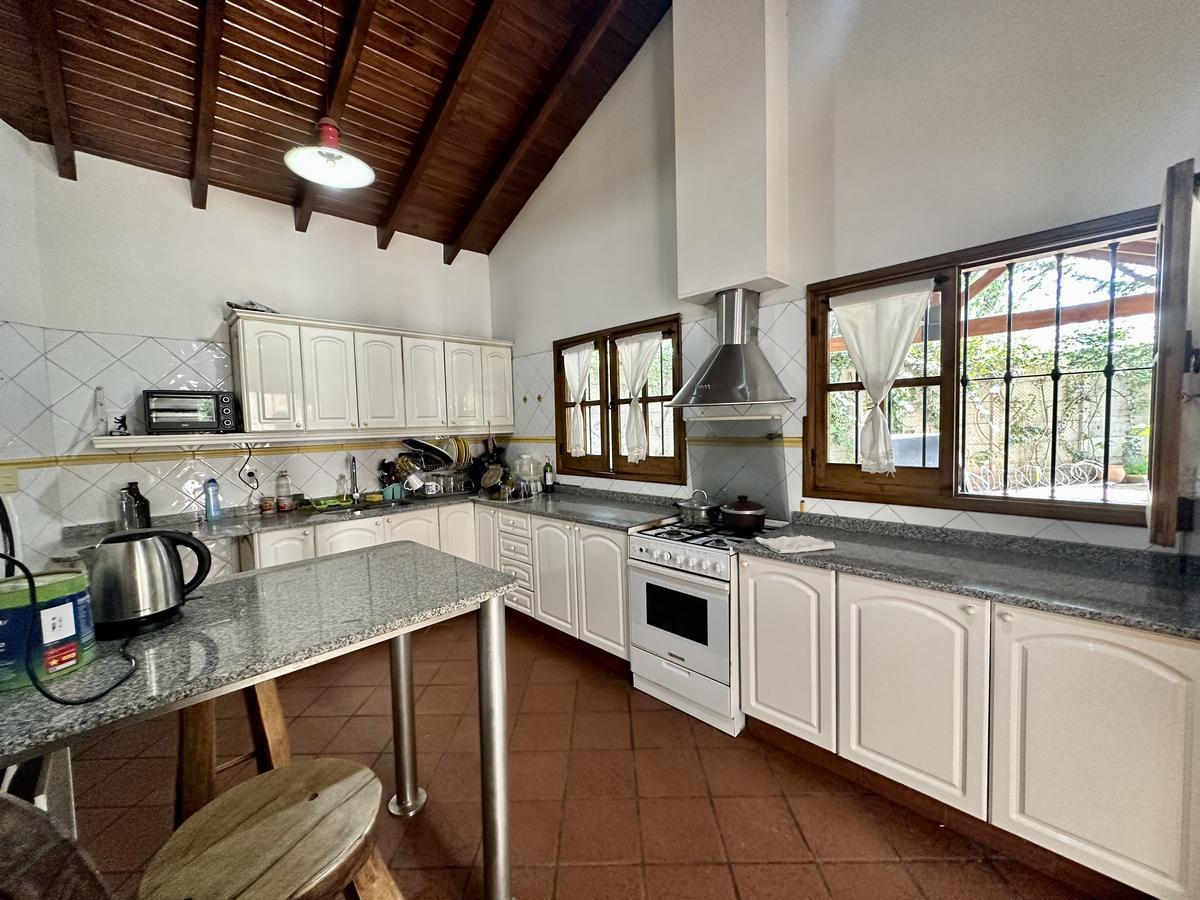 Hermosa Casa en Venta con Quincho. Gran Terreno, Ideal Posada! 2