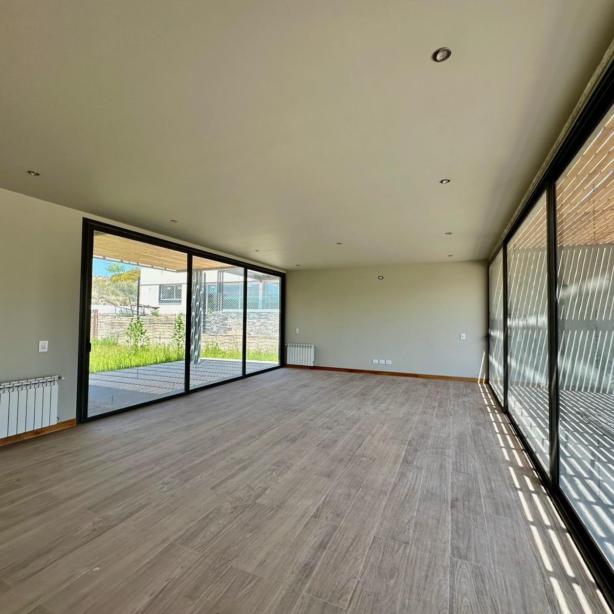 Estrena Elegancia y Confort: Casa de Diseño Único con Vista a Los Cerros y Piscina 4