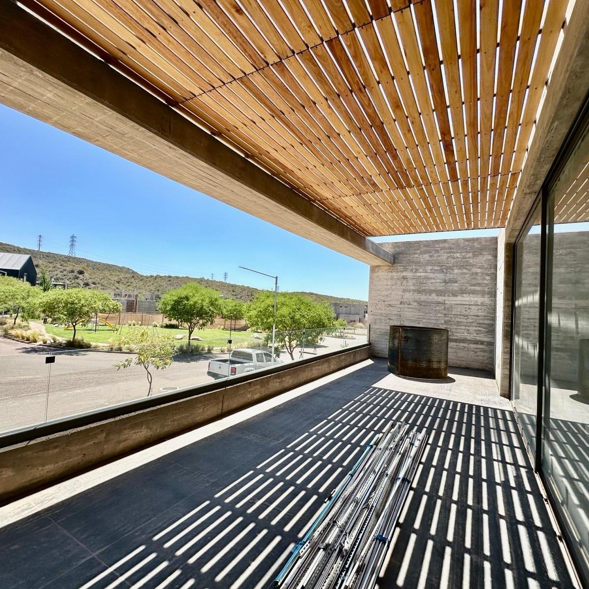 Estrena Elegancia y Confort: Casa de Diseño Único con Vista a Los Cerros y Piscina 2